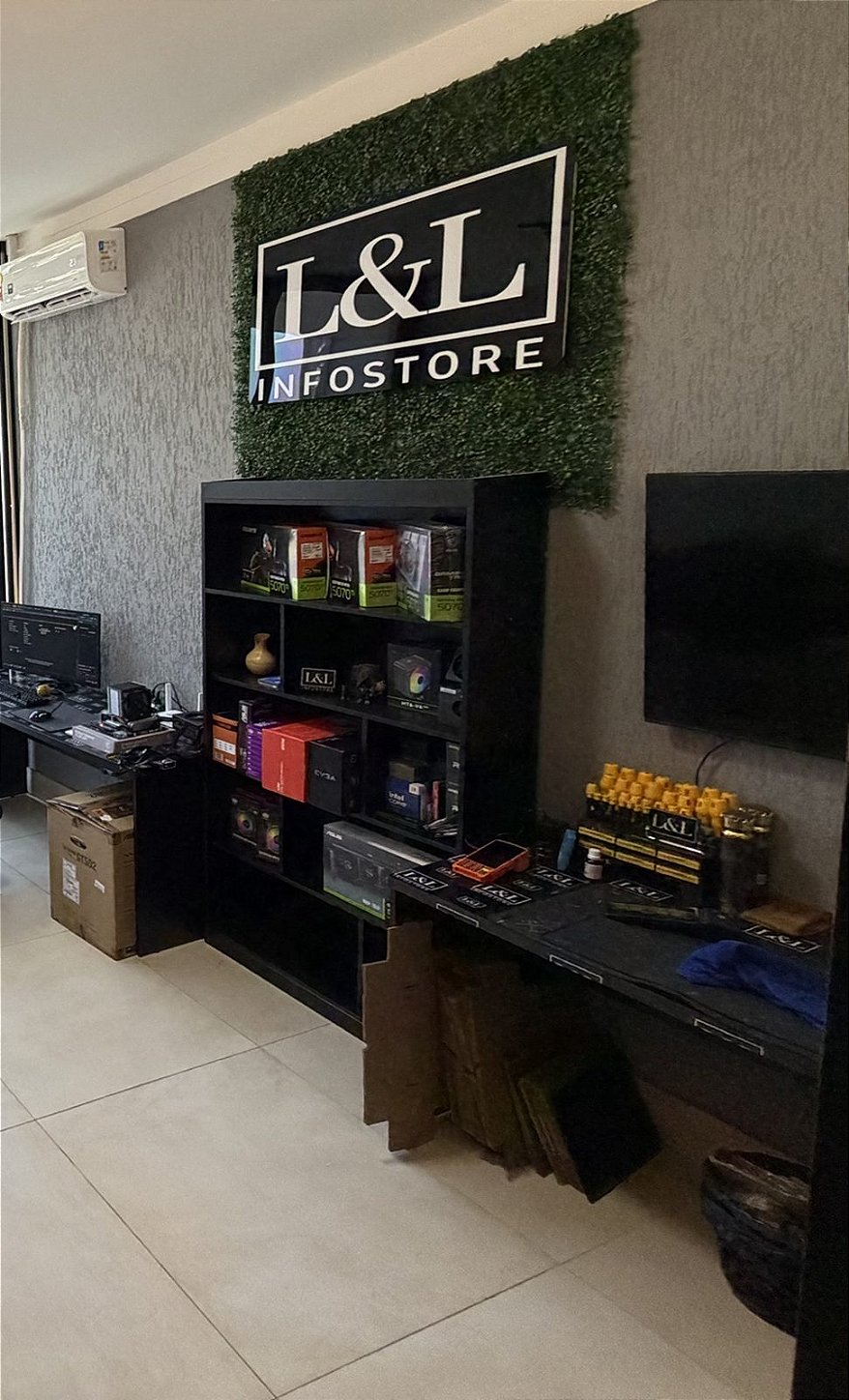 Parede com logo L&L Infostore e estoque de placas de vídeo