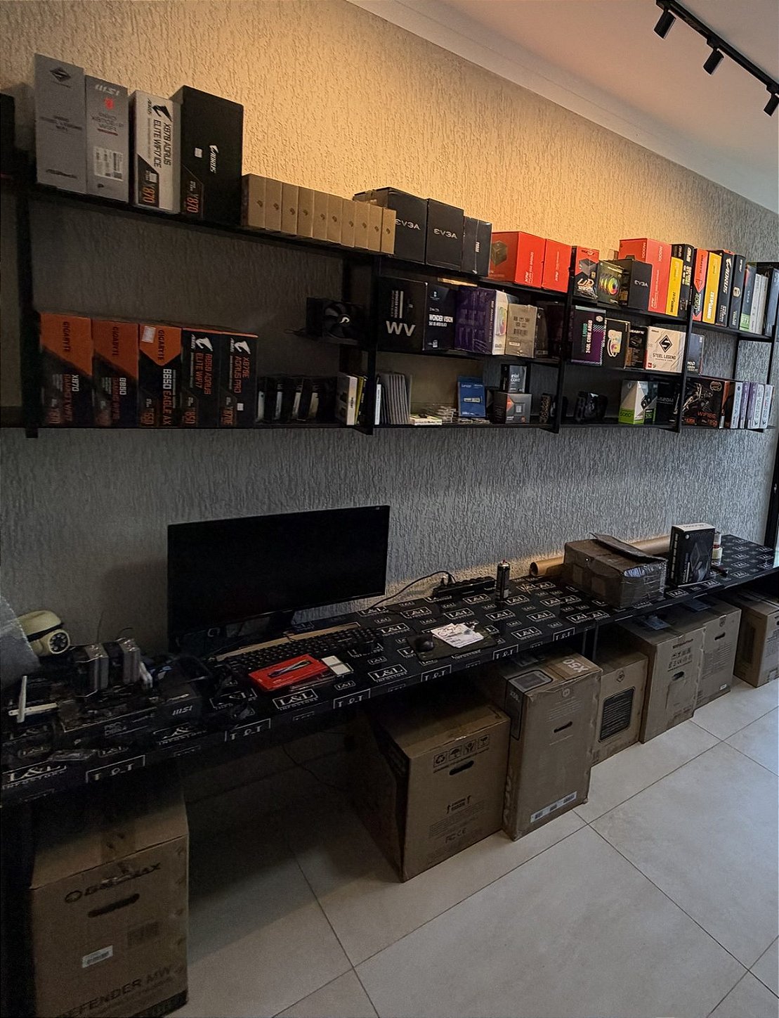 Prateleiras com placas-mãe, fontes e componentes em estoque