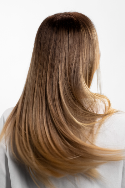 Cabelo liso tratado com brilho e nutrição