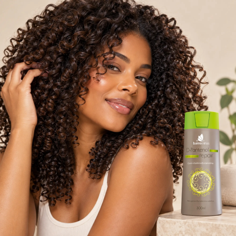 Condicionador D-Pantenol Repair BARROMINAS 300ml com cabelo cacheado hidratado e macio