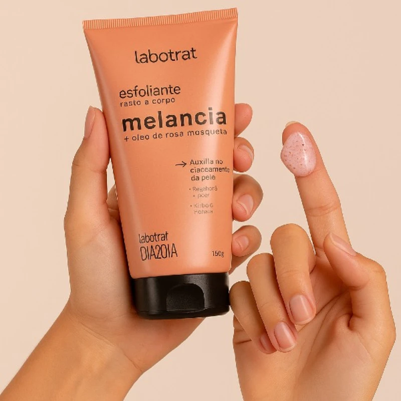 Textura cremosa do Esfoliante Labotrat Melancia para rosto e corpo, com partículas visíveis