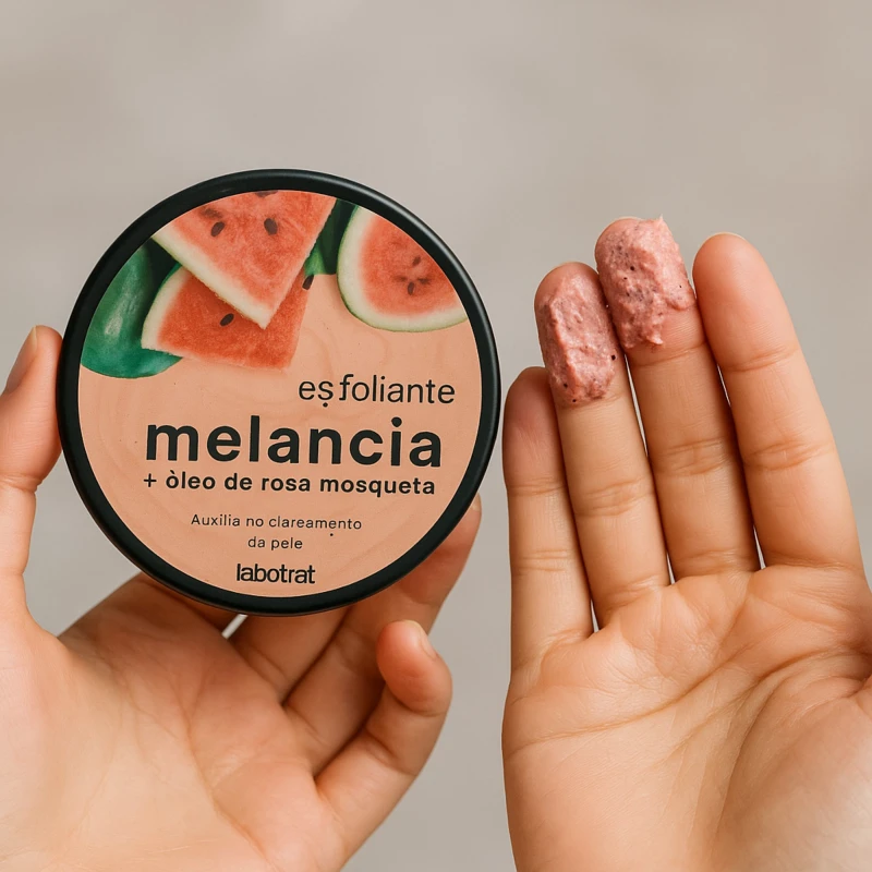 Textura cremosa do Esfoliante Labotrat Melancia para rosto e corpo, com partículas visíveis