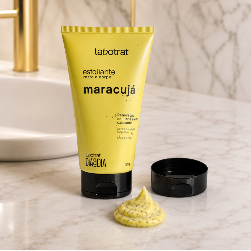 Textura cremosa do Esfoliante Rosto e Corpo LABOTRAT Maracujá 150g com partículas esfoliantes naturais