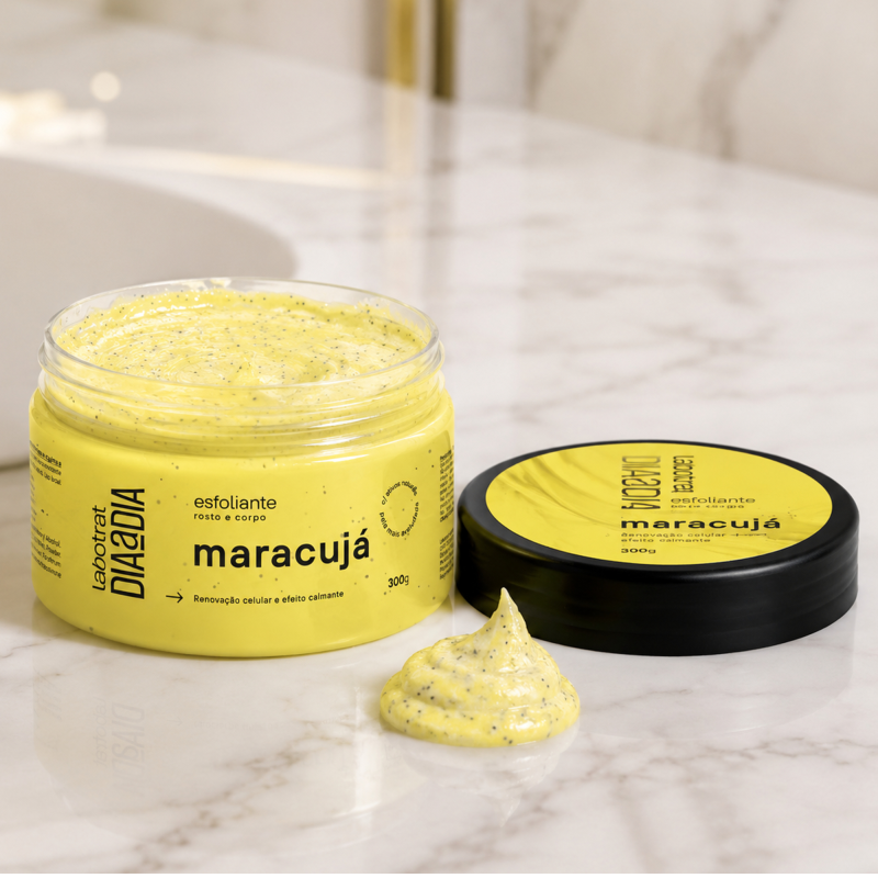 Textura cremosa do Esfoliante Rosto e Corpo LABOTRAT Maracujá 150g com partículas esfoliantes naturais