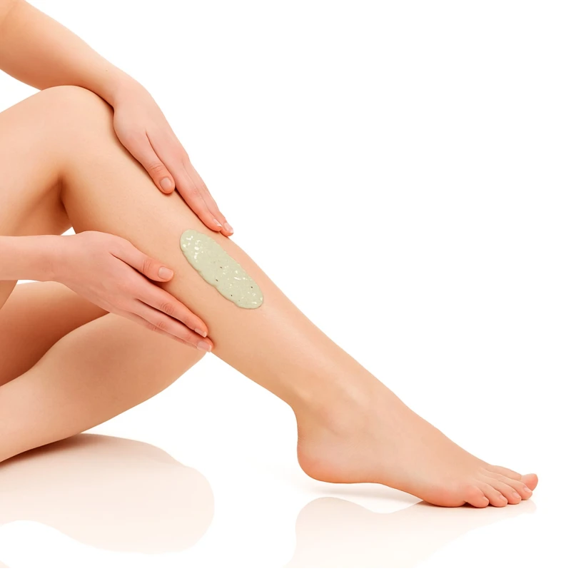 Aplicação do Mousse Esfoliante Corporal LABOTRAT Green Breeze nas pernas durante o banho para esfoliação suave e pele macia