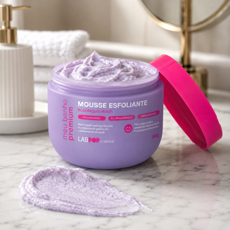 Textura aerada do Mousse Esfoliante Bubblegum Witch LabPop LABOTRAT mostrando mousse cremosa lilás com partículas finas esfoliantes