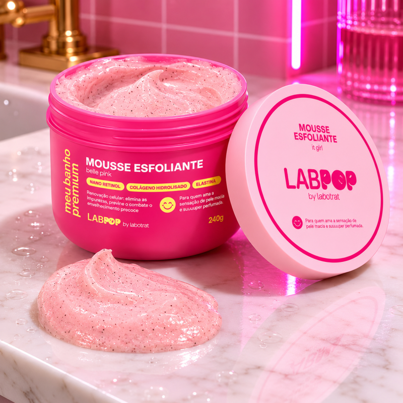 Textura aerada do Mousse Esfoliante It Girl LabPop LABOTRAT mostrando mousse rosa cremosa com partículas esfoliantes suaves