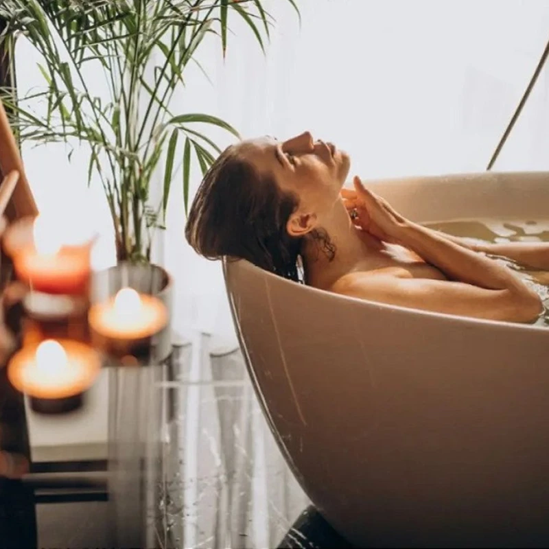 Ritual de autocuidado com os Sais Espumantes LABOTRAT Melancia para rosto e corpo