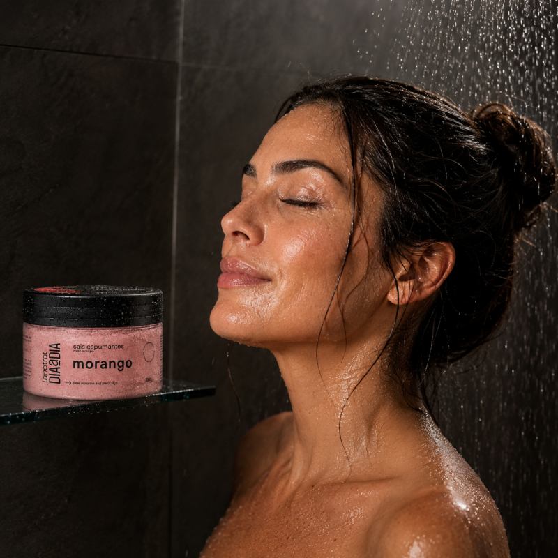 Ação esfoliante suave dos Sais Espumantes LABOTRAT Morango para remover impurezas da pele