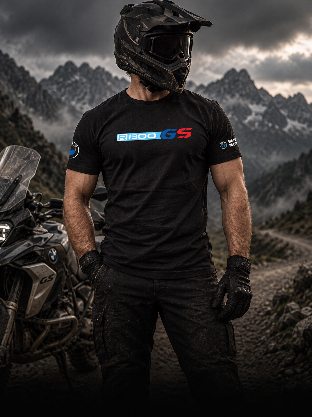 Motociclista em percurso adventure