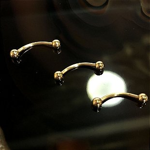 Piercing Sobrancelha Microbell Curvo Esfera Folheado a Ouro