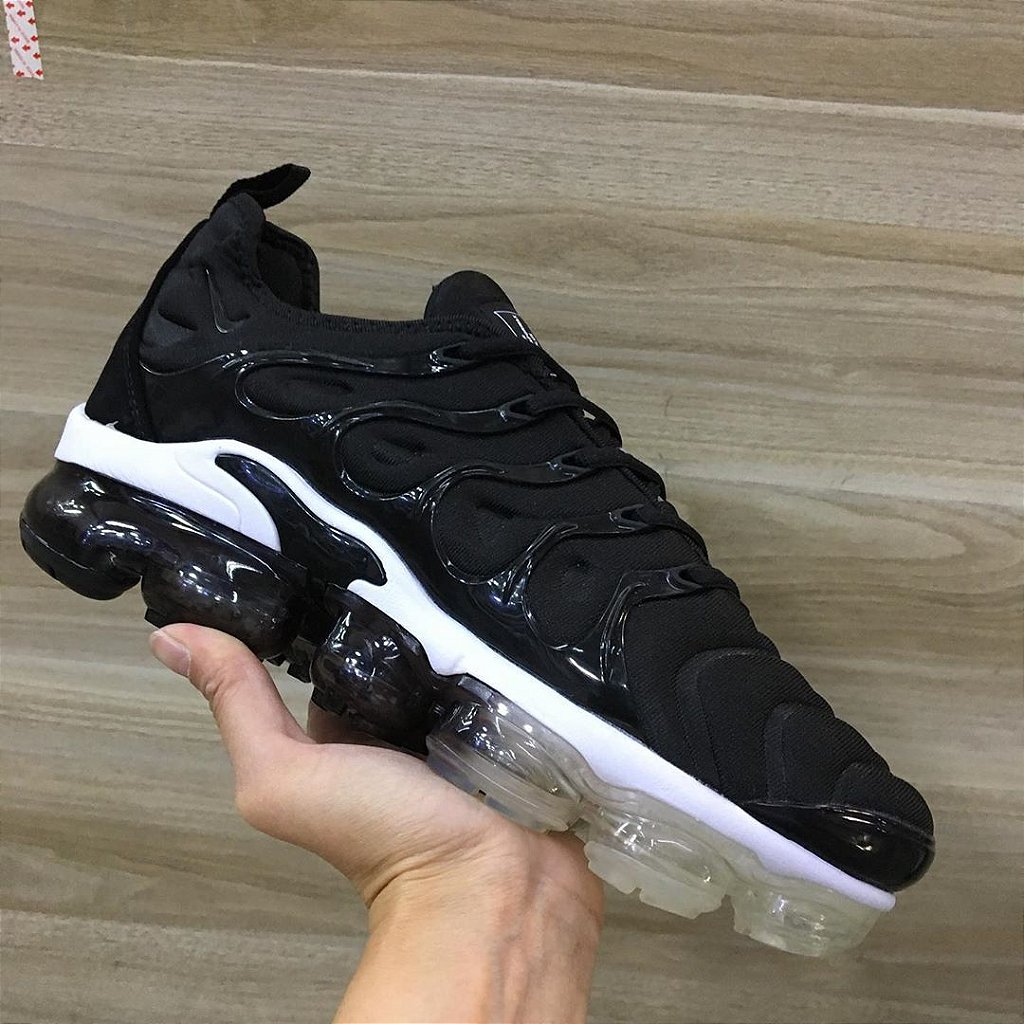 vapormax plus preto e branco
