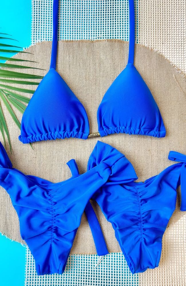Modelo usando biquíni azul