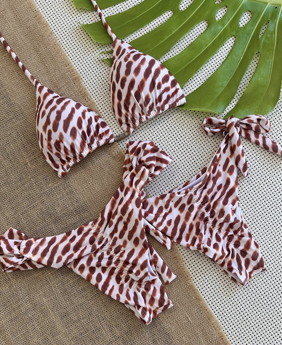 Detalhe Tecido Oncinha Branco e Marrom