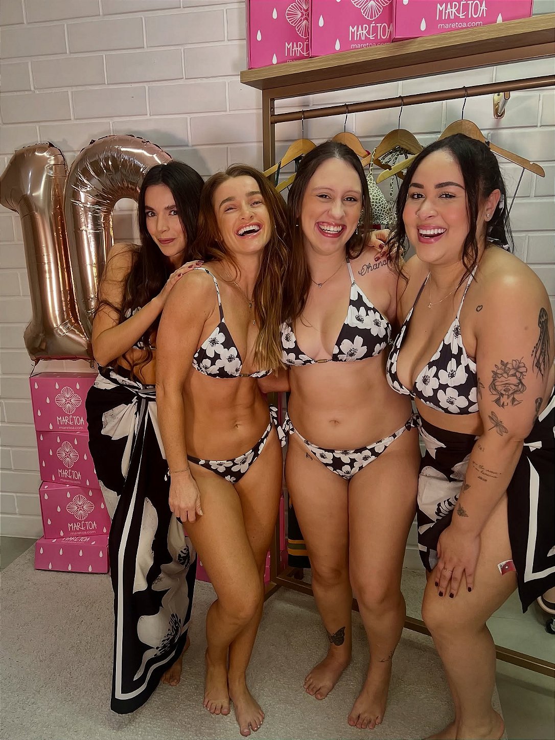 Top de Biquíni Cortininha Floral Preto e Branco Marétoa