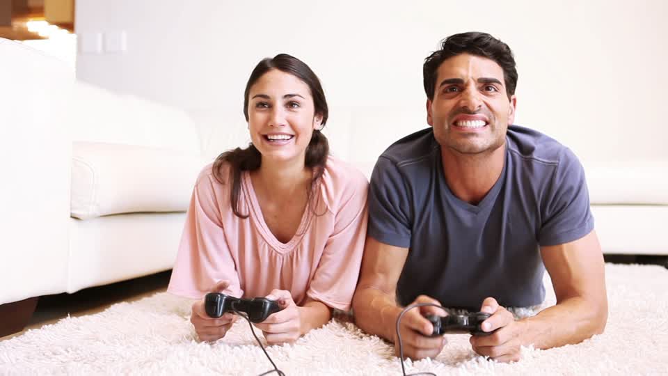 casal jogando video game juntos