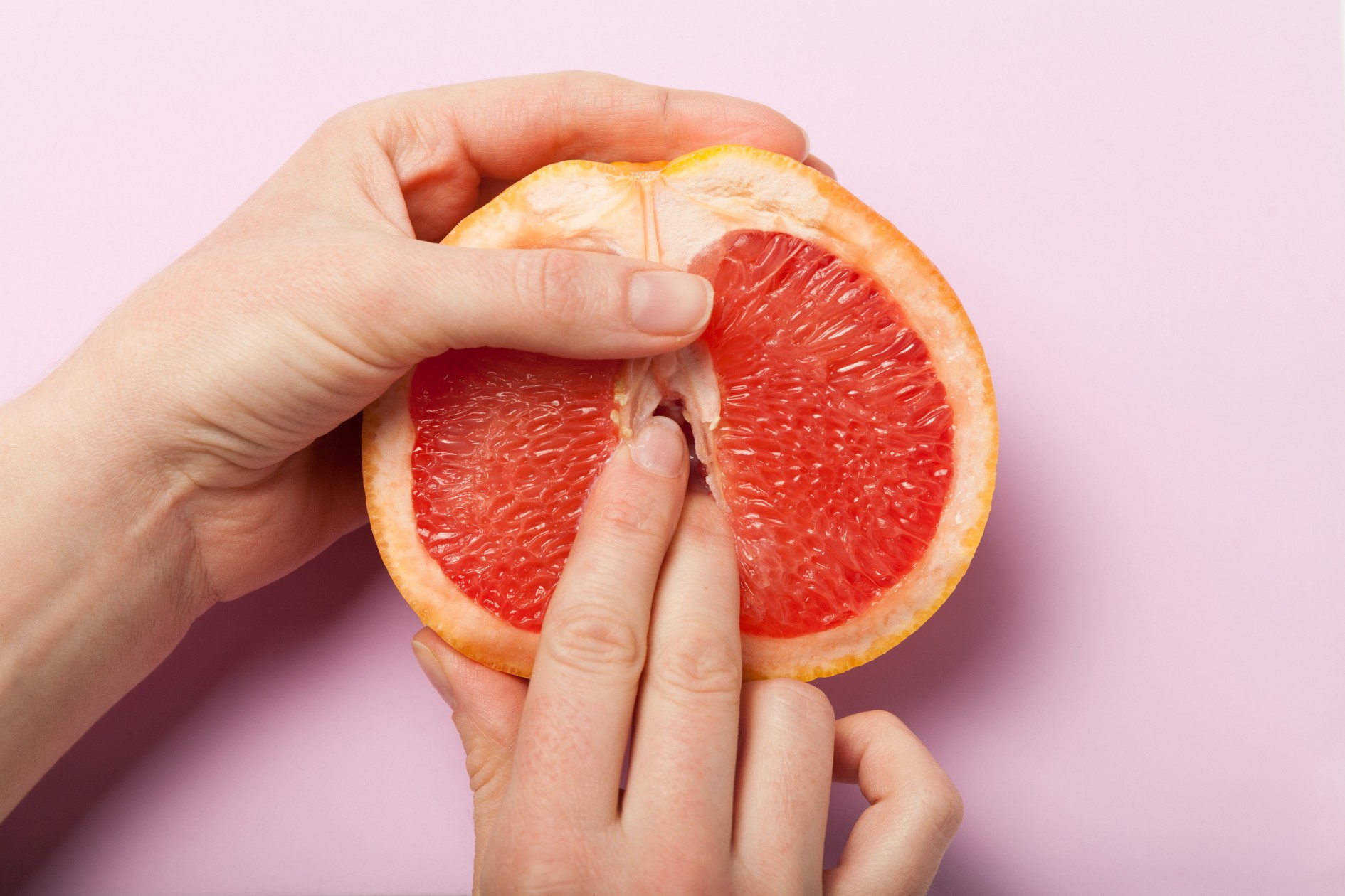 COLOCANDO DEDOS EM UMA LARANJA