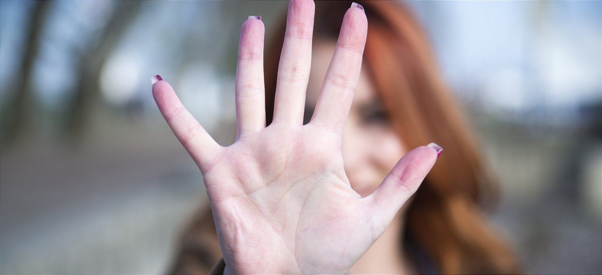 mulher mostrando a palma das mãos