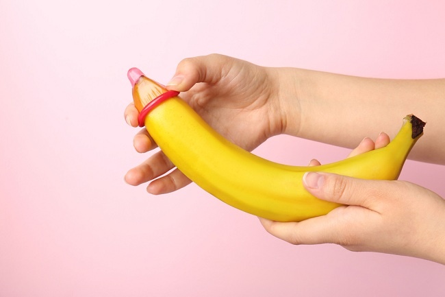 colocando preservativo em banana