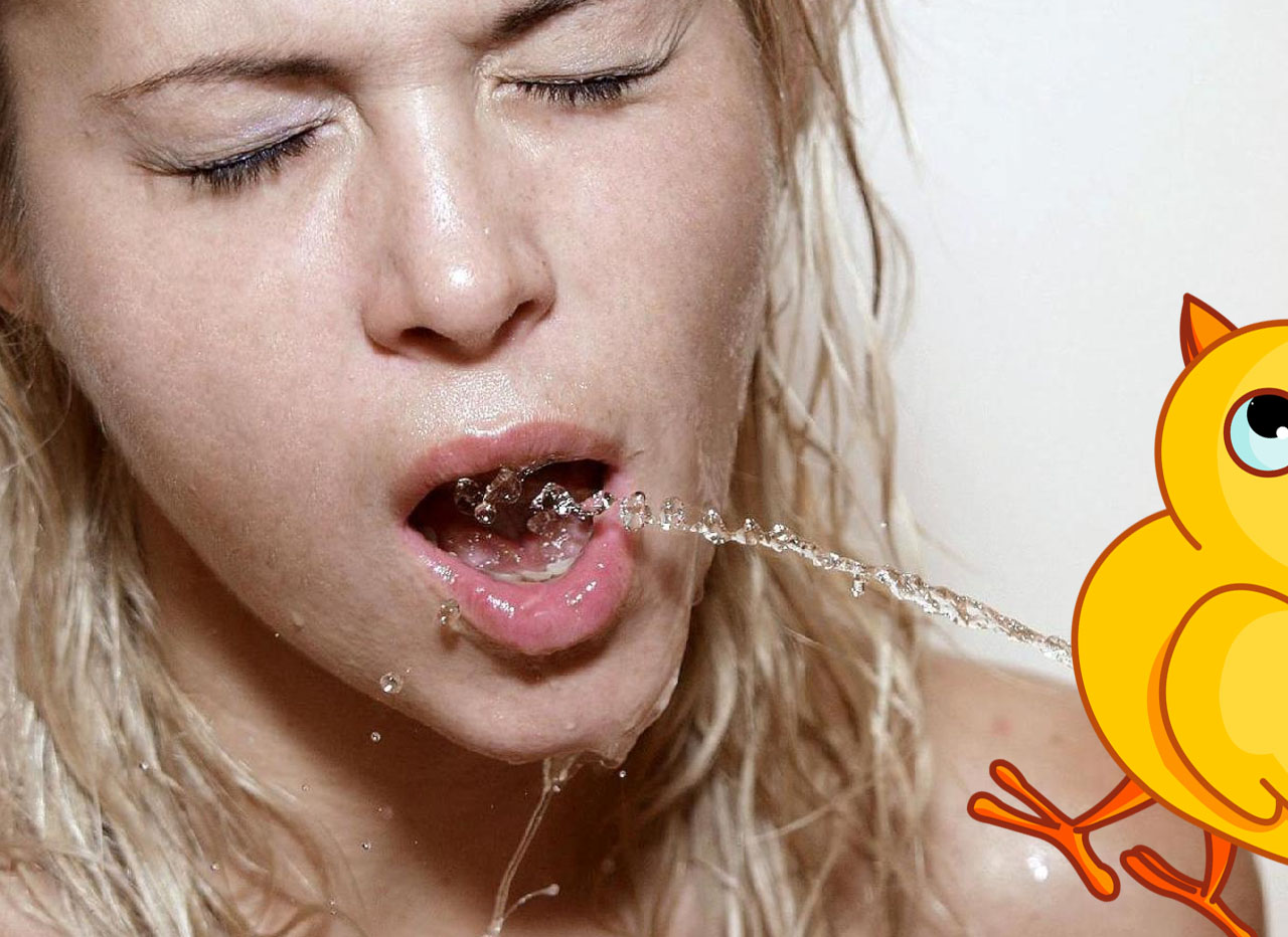 urinando na boca de uma mulher -  fetiche golden shower