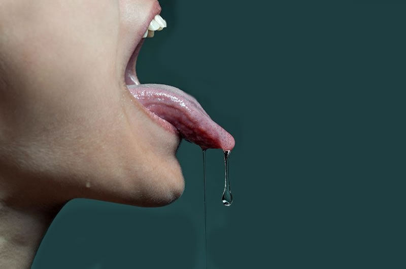 mulher com saliva na boca