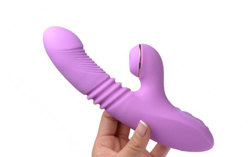 Segurando vibrador dibe olivia sugador clitoriano tulipa sex shop