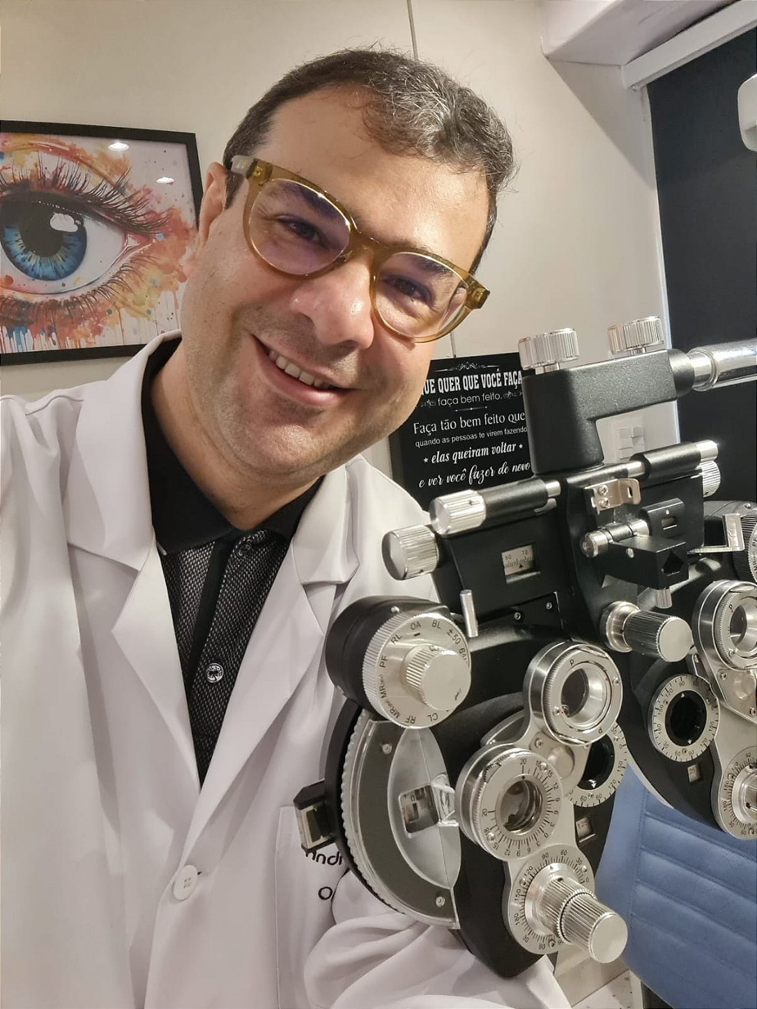 André Marcolino em seu consultório com o foróptero/refrator de cristal