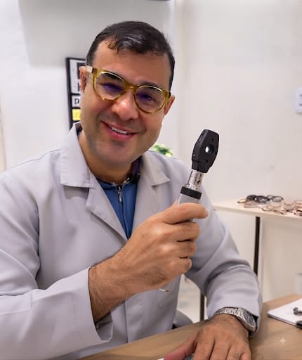 Retrato de André Marcolino em seu consultório