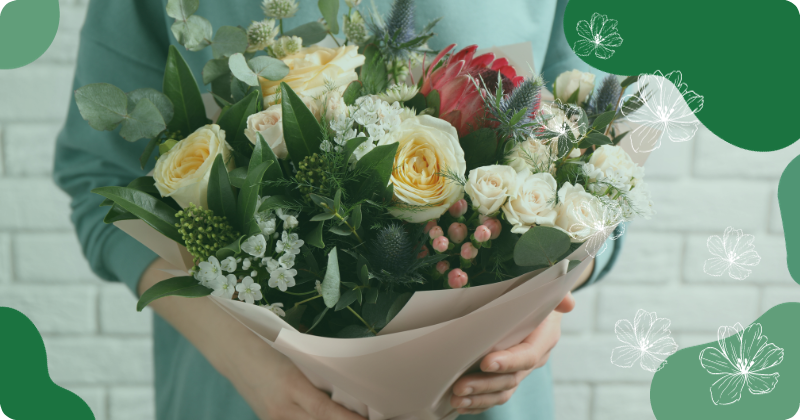 Mulher segurando um buquê de flores