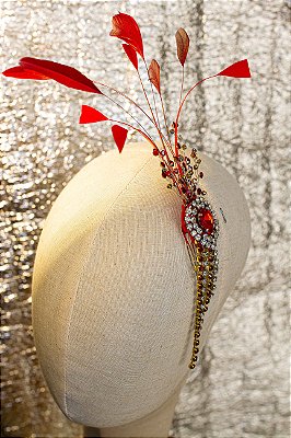 JC Ascensão com penas, cristais e corrente de strass