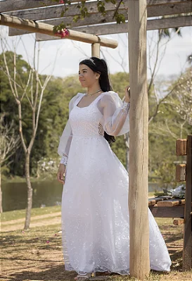Vestido de Noiva com Decote Reto e Mangas Longas em Tule Bordado – Clássico, Romântico e Atemporal