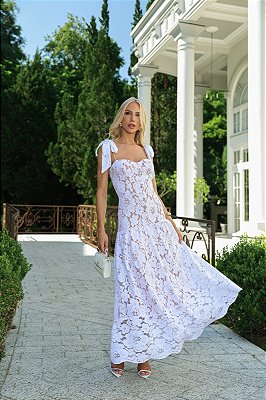 Vestido de renda de alcinhas com forro nude