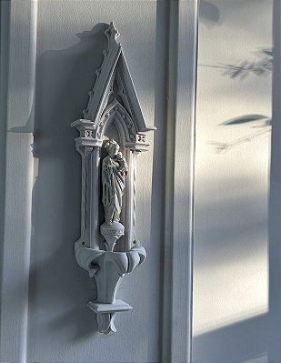 Oratório Pia de água benta de São José