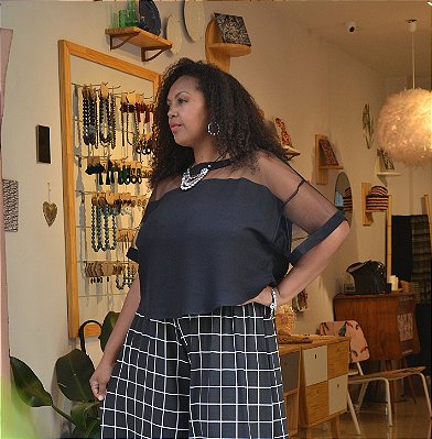 Blusa Cropped Ampla Plus Size em Viscose Preta com tranpsrência tule tamanho grande 46/48 casual elegante