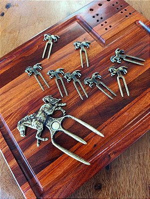 Tábua de Corte Marchetada em Madeira Jatobá 40x30 cm com Tridente Cavalo Ouro Velho e 8 Garfinhos Ouro Velho