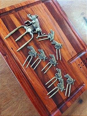 Tábua de Corte Marchetada em Madeira Jatobá 40x30 cm com Tridente Javali Ouro Velho e 8 Garfinhos Ouro Velho