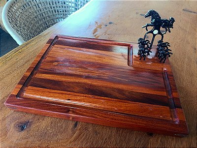 Tábua de Corte Marchetada em Madeira Jatobá 40x30 cm com Tridente Cavalo Preto e 8 Garfinhos Pretos