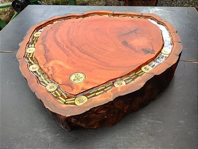 TÁBUA DE CARNE RÚSTICA , PEROBA ROSA COM CARTUCHOS