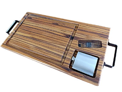 Tábua de corte com cantil de Whisky