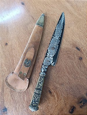 ⚔️🔥 Faca Artesanal em Aço Damasco – Padrão Gomai 🔥⚔️