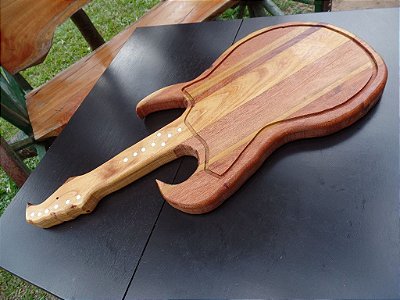 Tábua de Corte em "End Grain" feitas com madeiras  nobres, formato de guitarra.