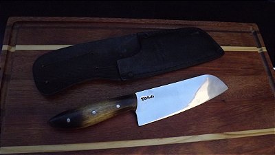 Faca Chefe Santoku Laminada em Aço Carbono 5160 7,5”.