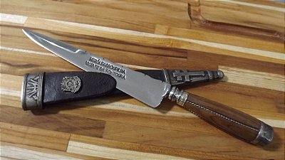 Faca gaúcha Coleção Heróis Farroupilha, 8” Forjada em aço carbono 5160, cabo torneado paralelo com detalhes em alpaca, bainha picassa ( Vicente da Fontoura )