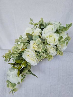 Buquê em Cascata com Rosas Brancas e Folhagens