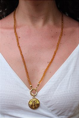 Colar Orí de Oxum com Cristais de Vidro 4mm e Pingente Resinado em Zamac – 30cm