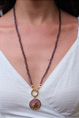 Colar Orí de Nanã com Cristais de Vidro 4mm e Pingente Resinado em Zamac – 30cm