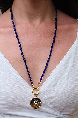 Colar Orí de Ogum com Cristais de Vidro 4mm e Pingente Resinado em Zamac – 30cm