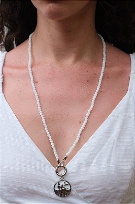 Colar Orí de Oxalá com Cristais de Vidro 4mm e Pingente Resinado em Zamac – 30cm