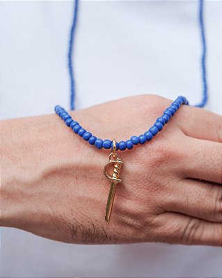 Colar de Miçangas de Ogum Azul Marinho com Pingente Alfange Dourado – 40 cm