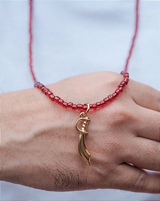 Colar de Miçangas de Iansã Vermelho com Pingente Alfange Dourado – 40 cm